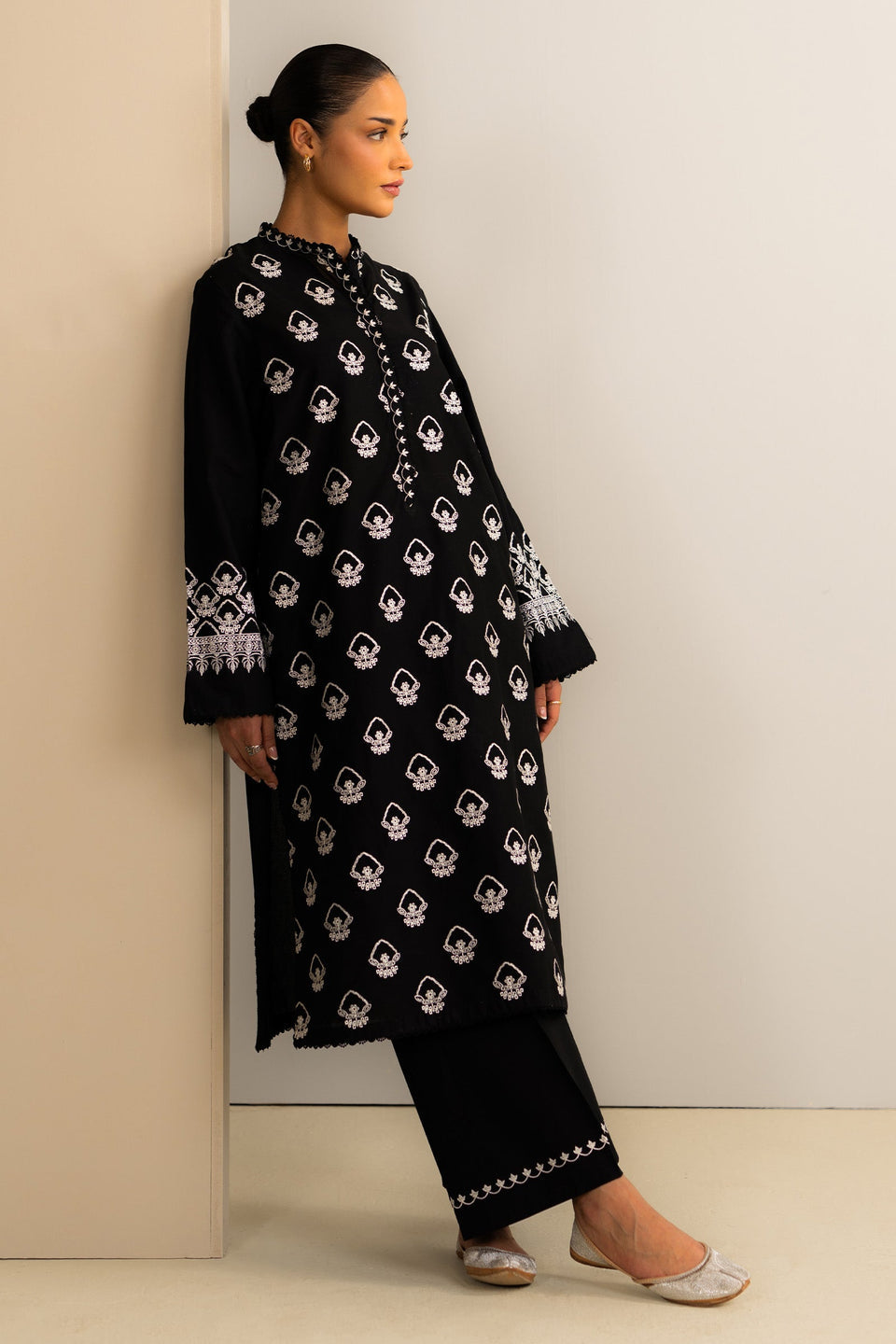 ZR25B0713 | Zara Shahjahan Basics