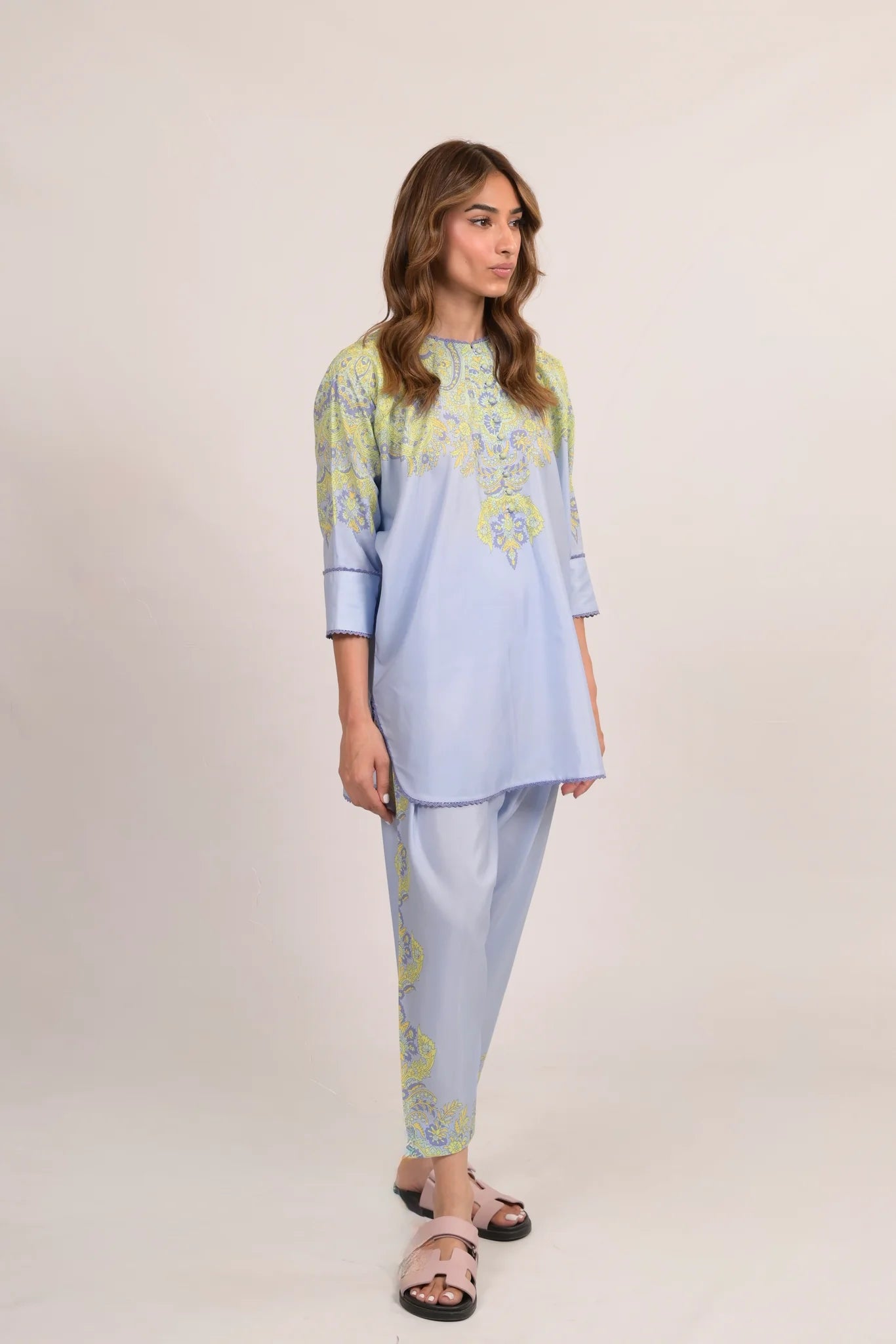 Kiyana A | BARAÉ KHANOM