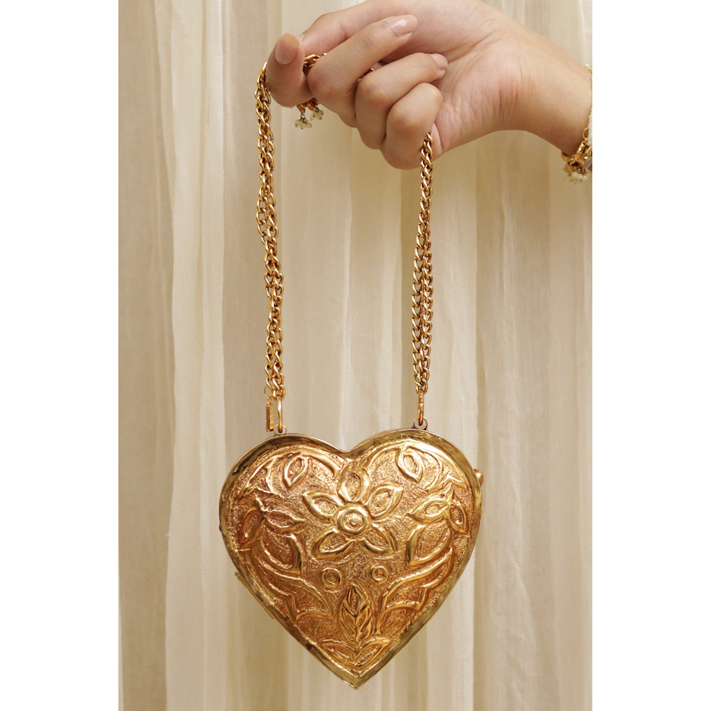 SMALL HEART SHAPE (CLUTCH) | DYOT | ACCESSORIES