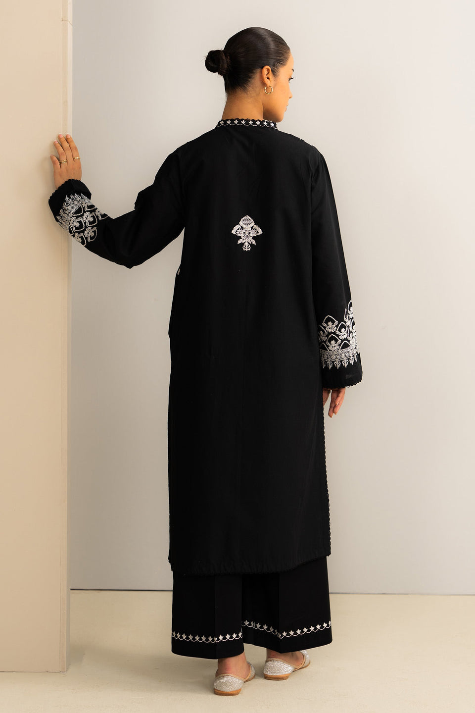 ZR25B0713 | Zara Shahjahan Basics