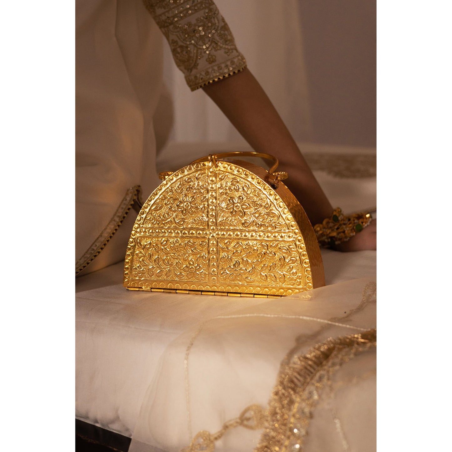 HALF OVAL (CLUTCH) | DYOT | ACCESSORIES
