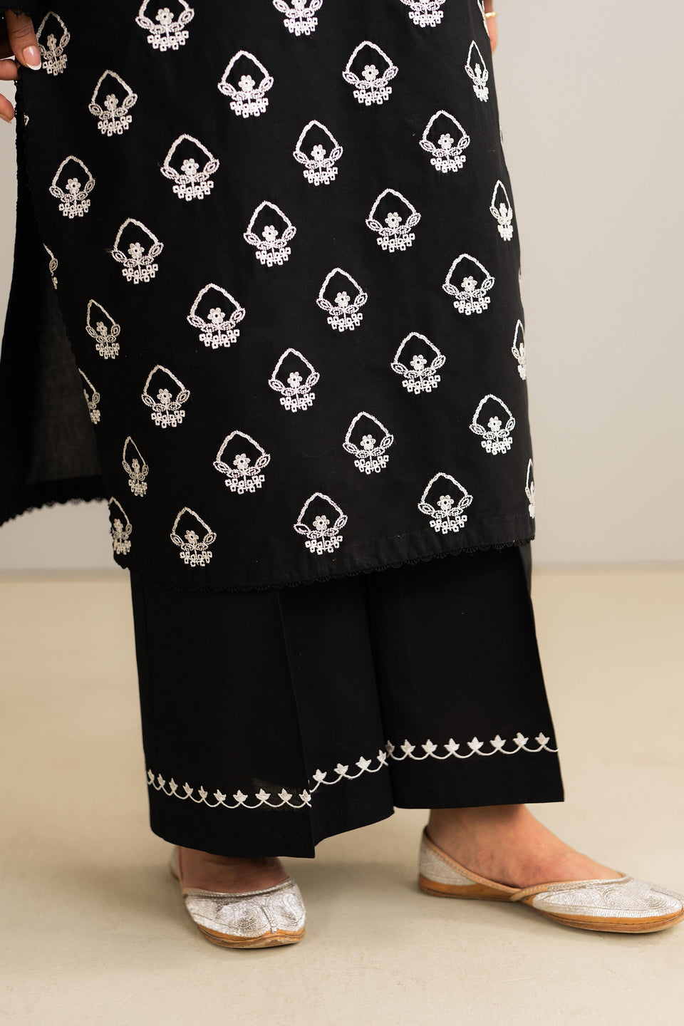 ZR25B0713 | Zara Shahjahan Basics