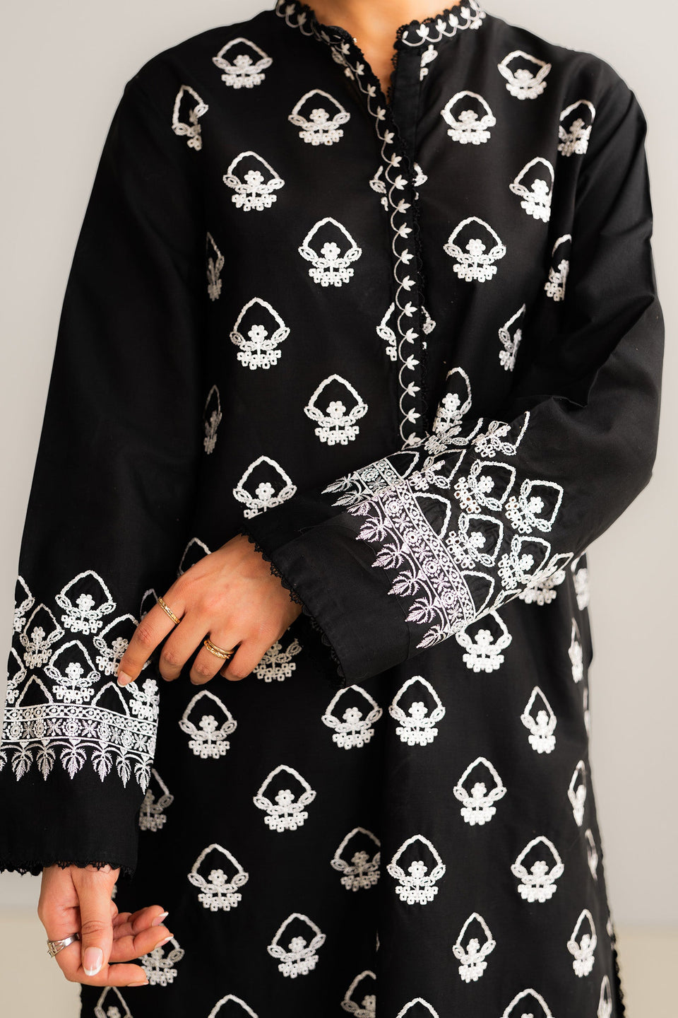 ZR25B0713 | Zara Shahjahan Basics