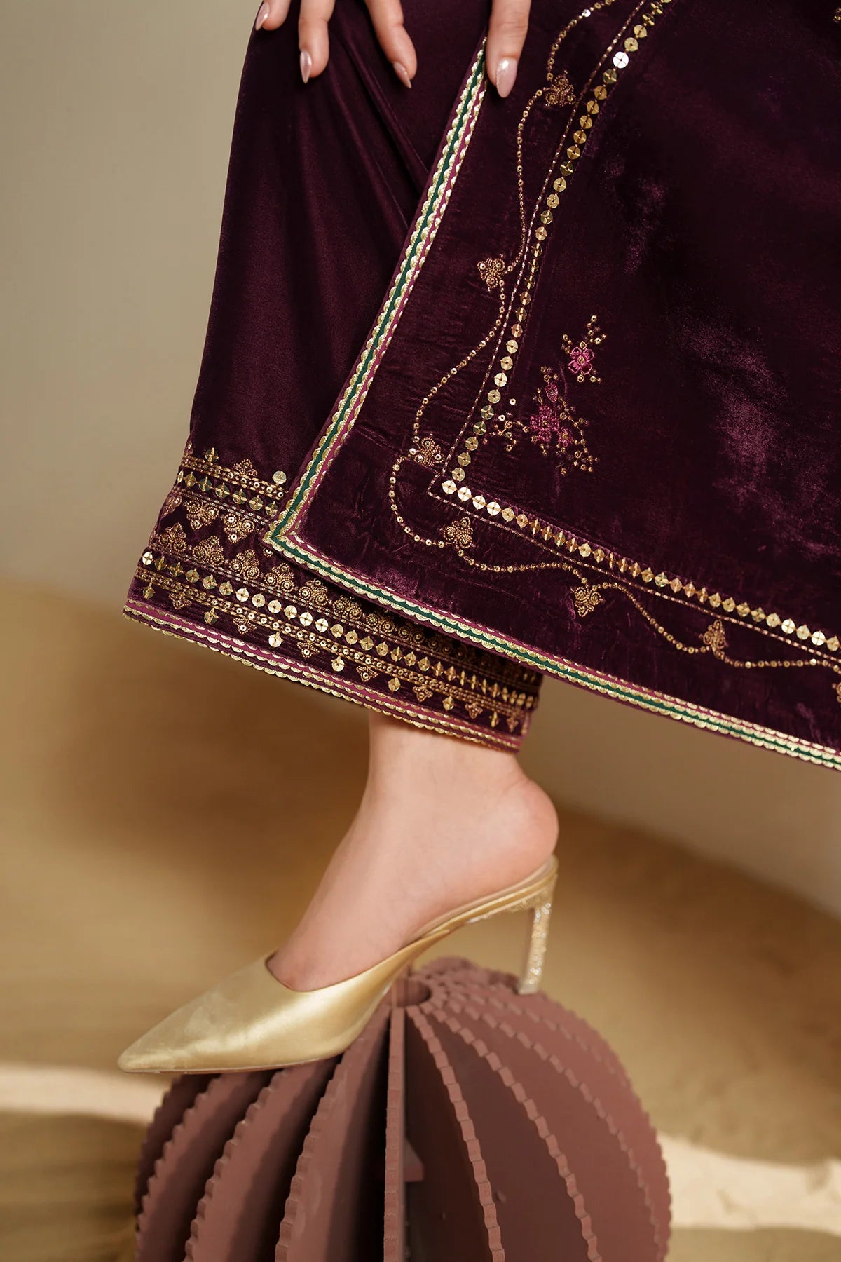 JZ-VVF-D4-0 | EMBROIDERED VELVET FORMAL | Jazmin