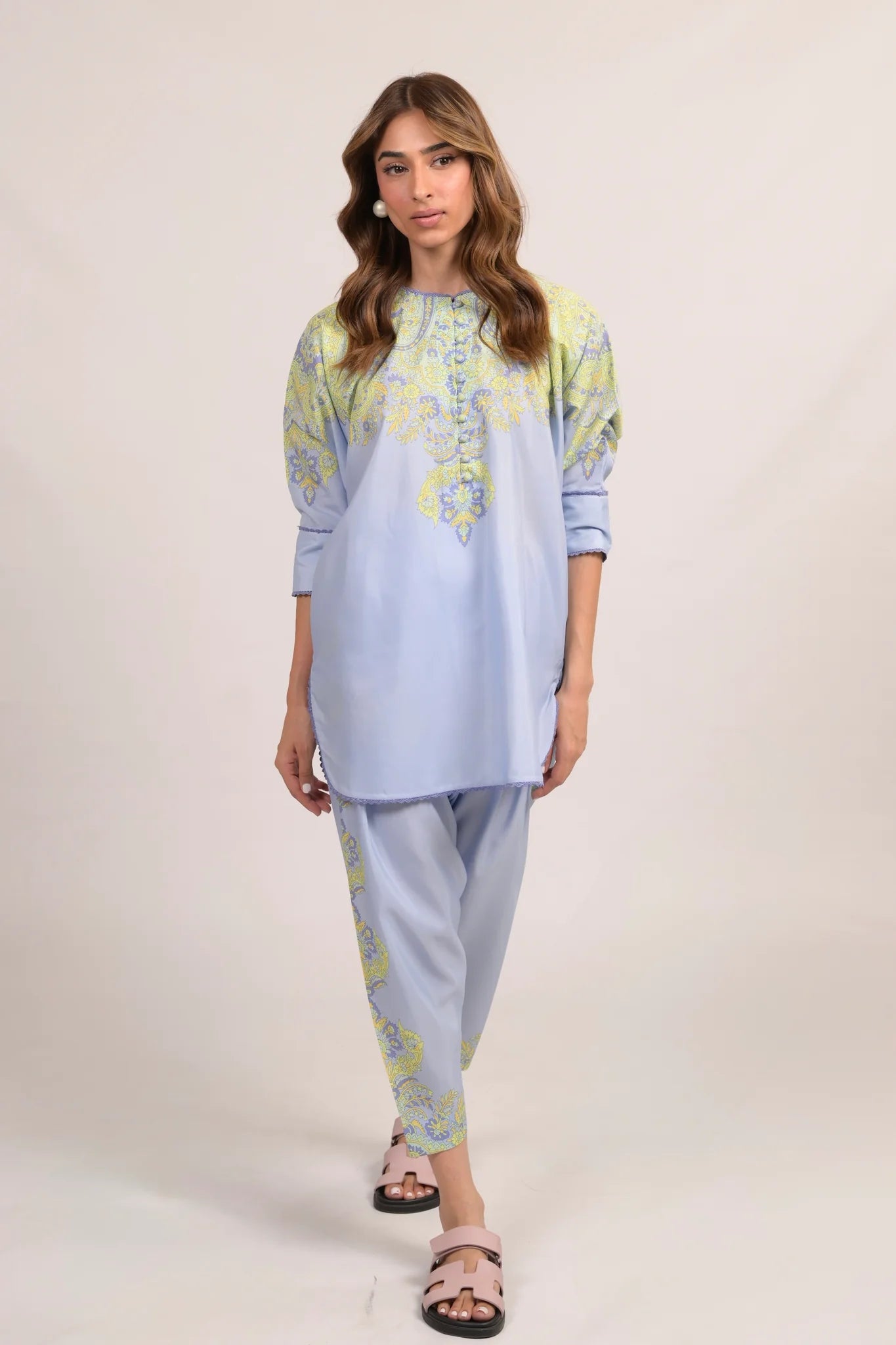 Kiyana A | BARAÉ KHANOM