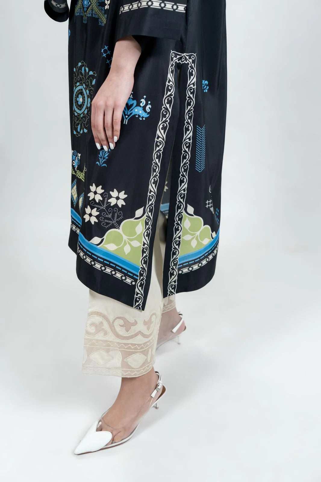 Dina (B) | BARAÉ KHANOM
