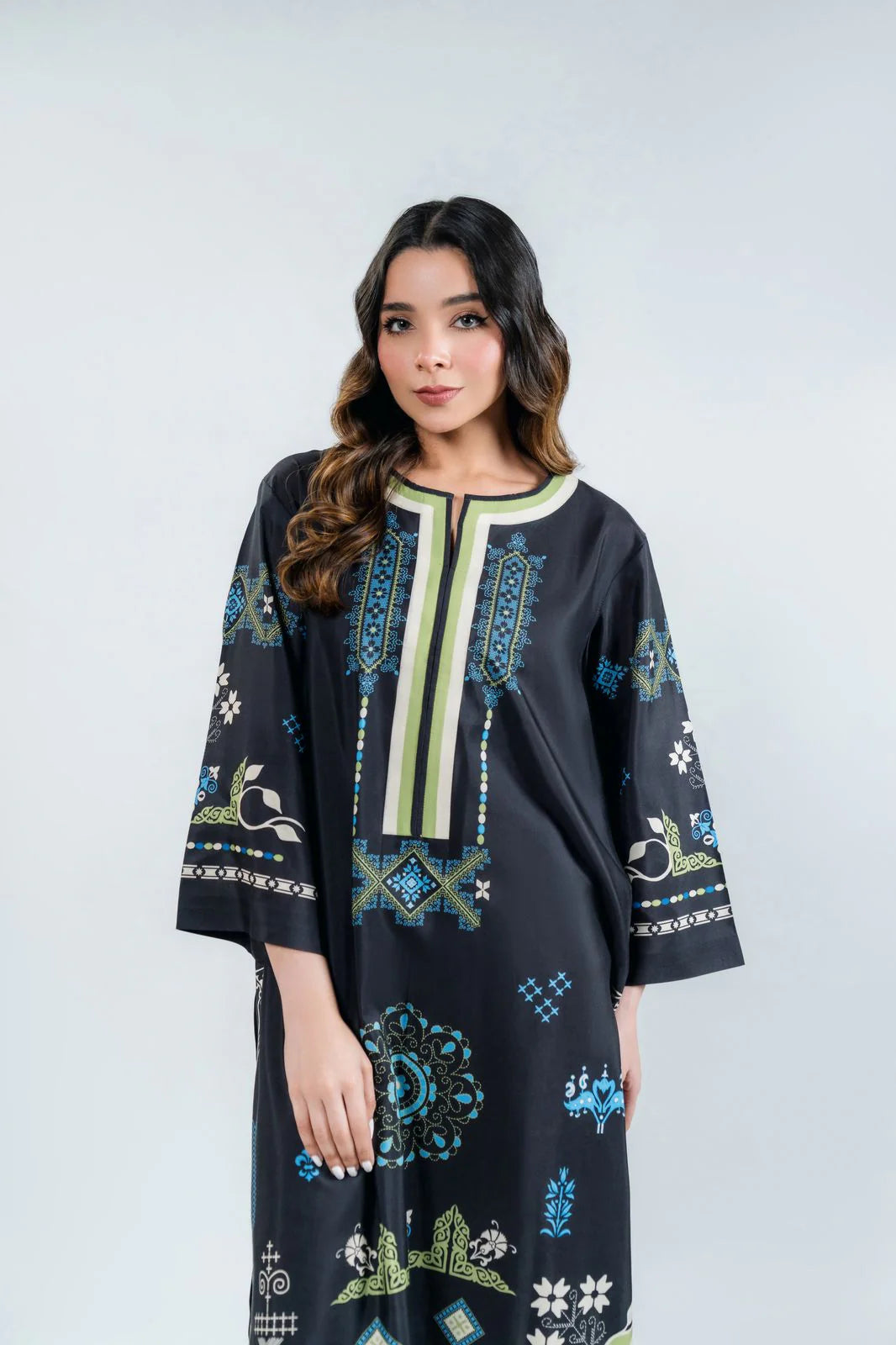 Dina (B) | BARAÉ KHANOM