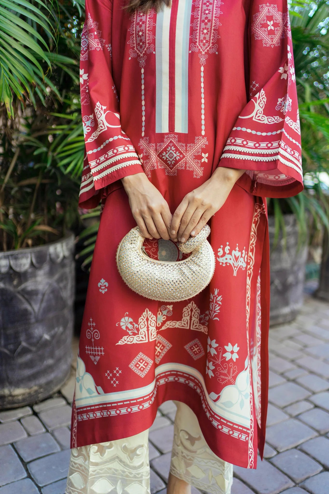Dina (C) | BARAÉ KHANOM