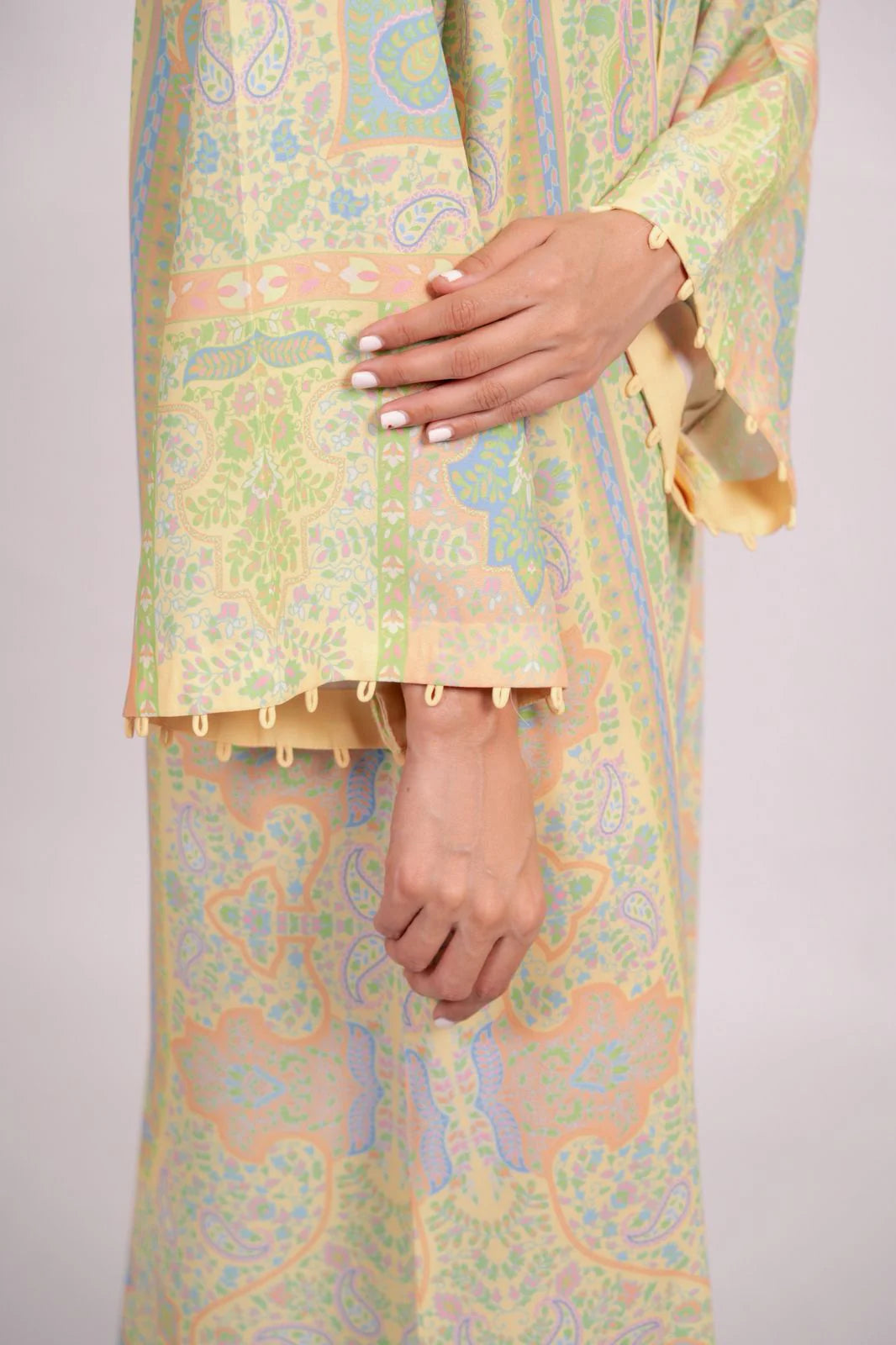 Roya A | BARAÉ KHANOM