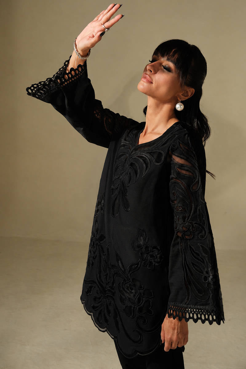 IVORY ROSE IN BLACK | DHOOP | FARIDA HASAN