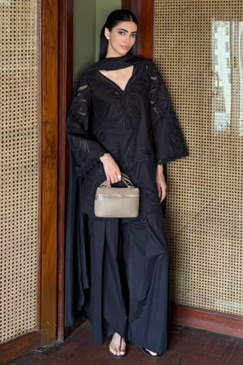 IVORY ROSE IN BLACK | DHOOP | FARIDA HASAN