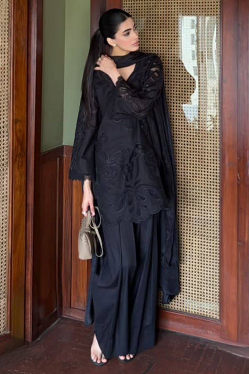IVORY ROSE IN BLACK | DHOOP | FARIDA HASAN