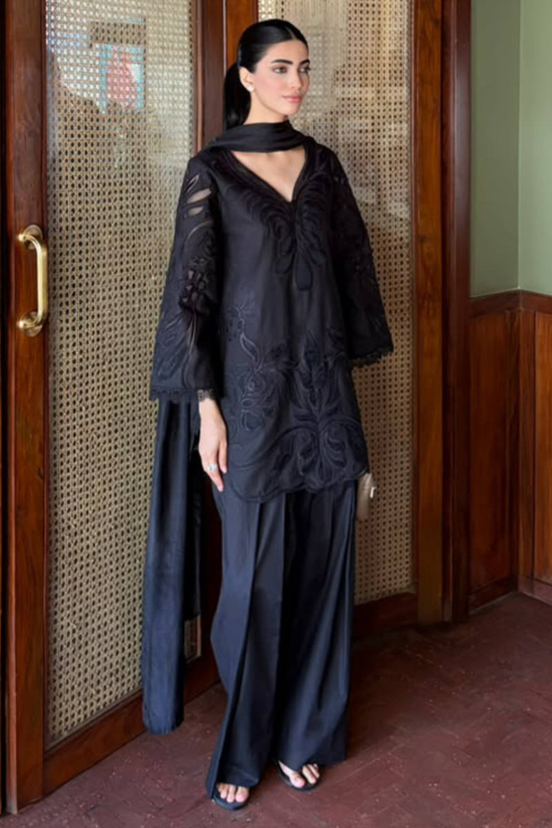 IVORY ROSE IN BLACK | DHOOP | FARIDA HASAN