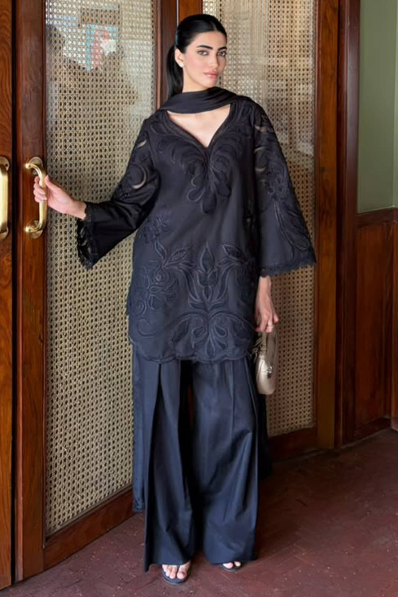 IVORY ROSE IN BLACK | DHOOP | FARIDA HASAN
