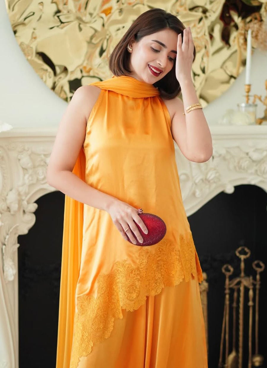Ailla Shirt And Dupatta With Pants | Veya- A Draped Capsule | FARAH TALIB AZIZ