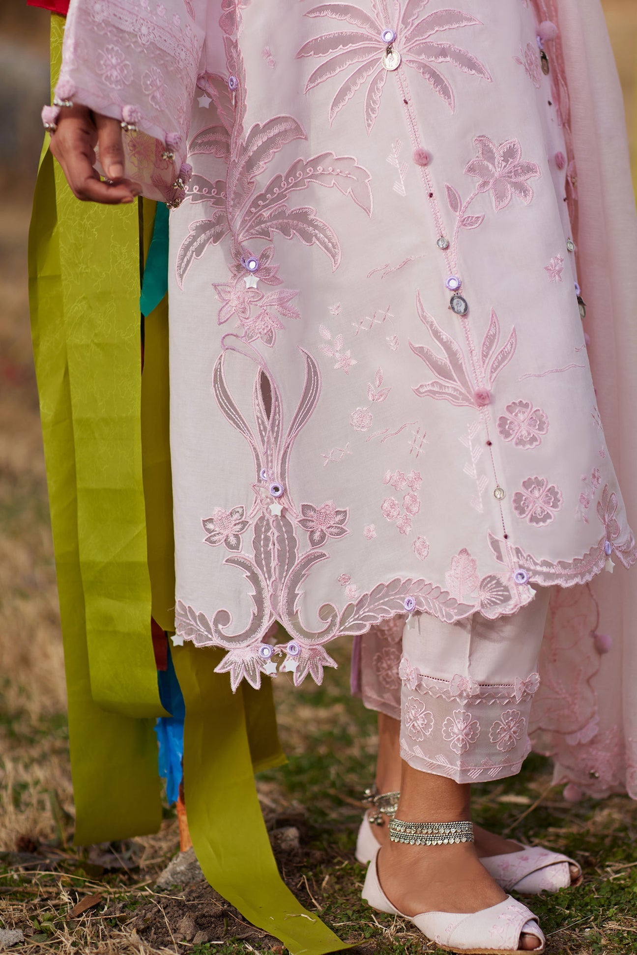 FĚN YÙN 粉韵 (ZL26-09 B) | Zaha Festive Lawn’26