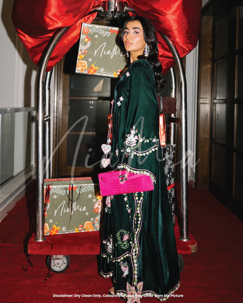 Mistletoe | Winter Edit I |  Nia Mia