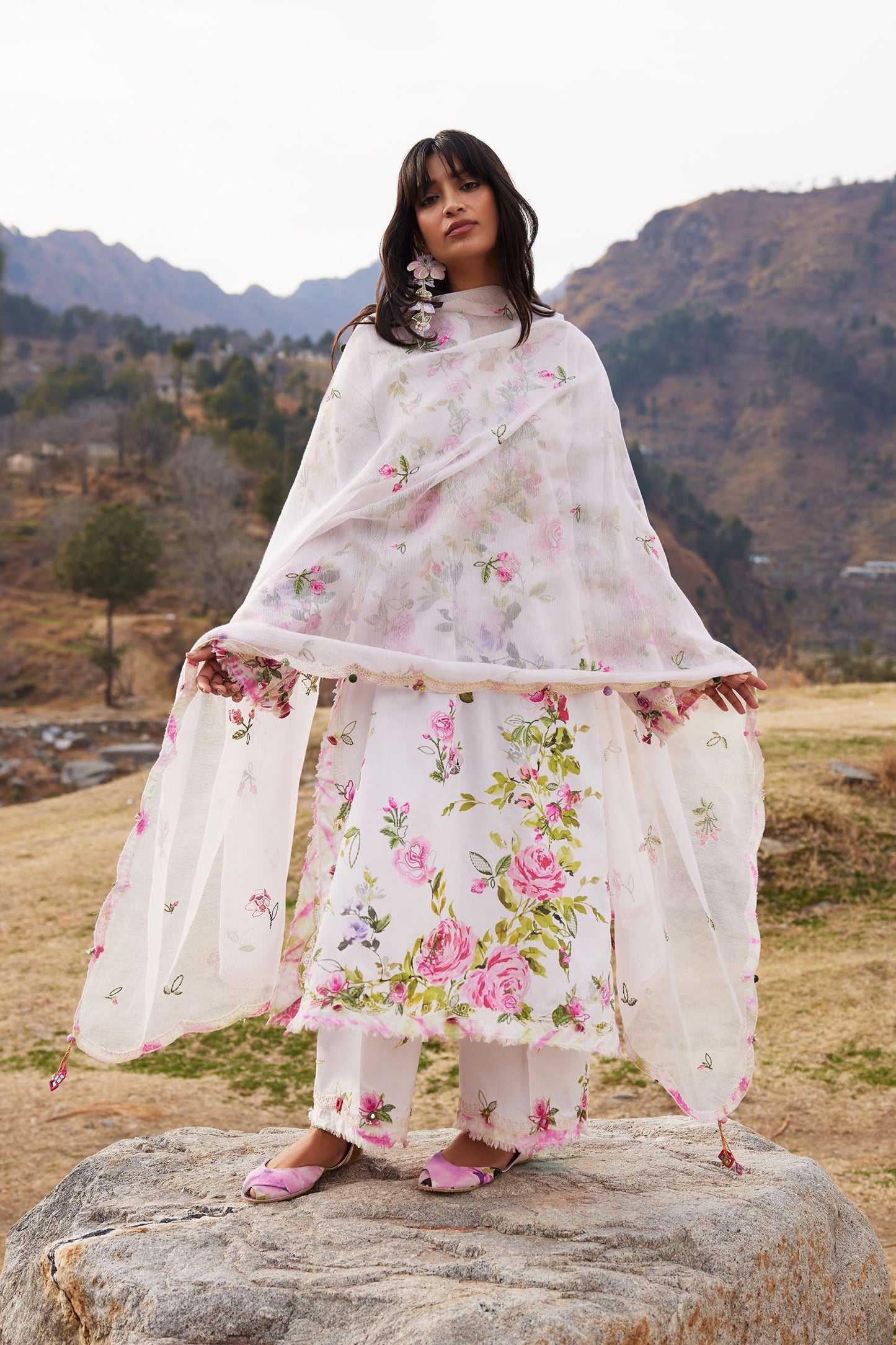 FĚN YÌ 粉意 (ZL26-11 A) | Zaha Festive Lawn’26