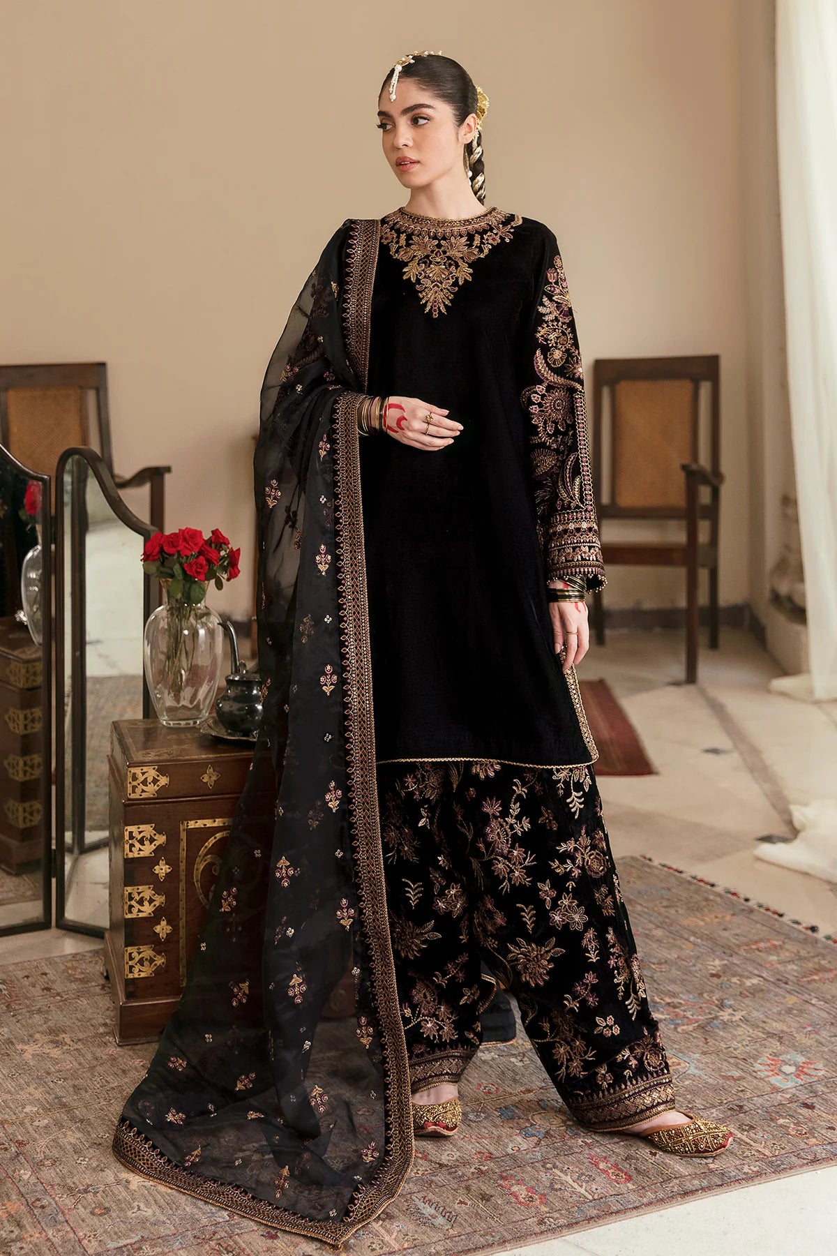 EMBROIDERED VELVET UF-253 | Baroque