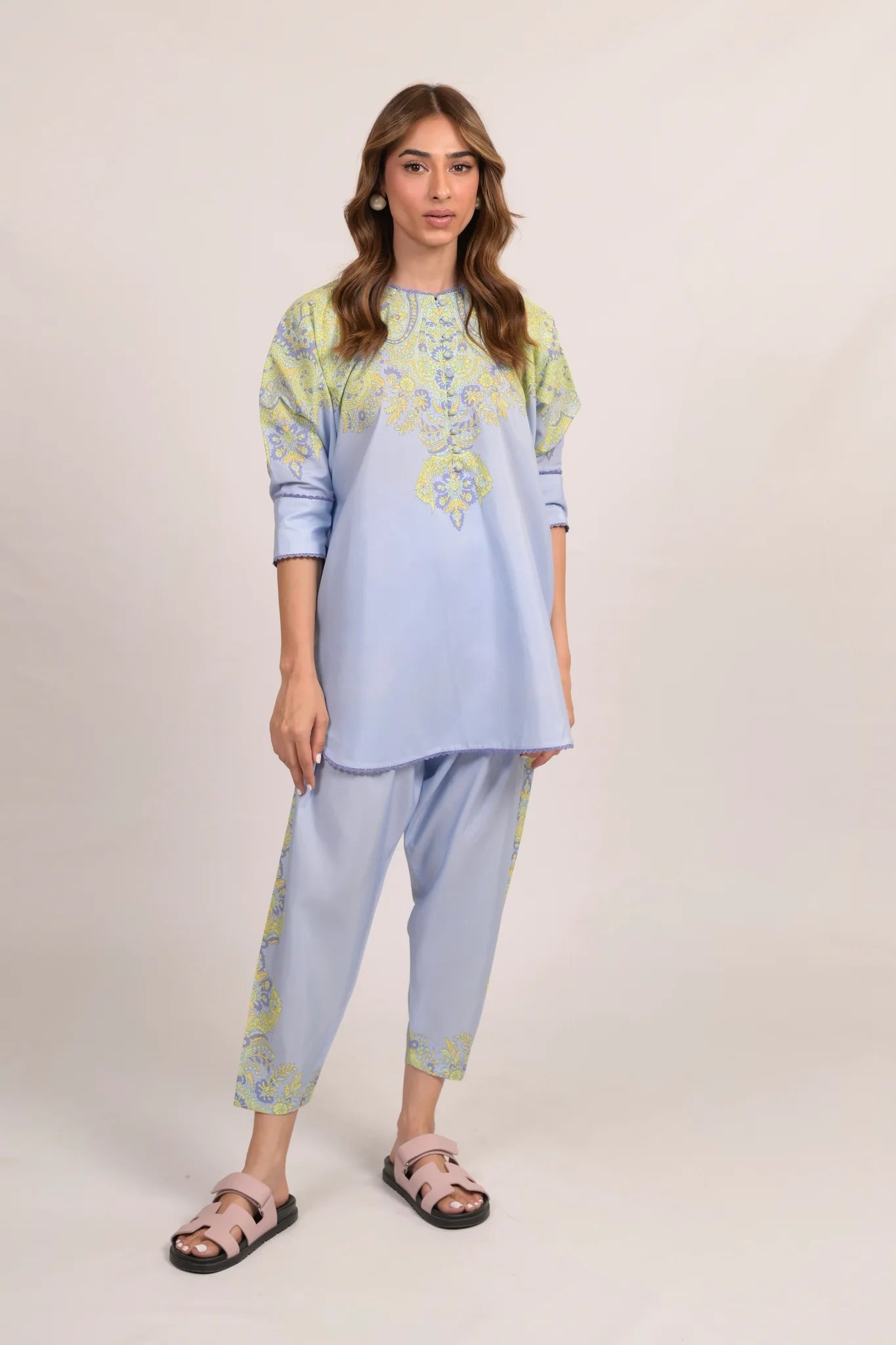 Kiyana A | BARAÉ KHANOM