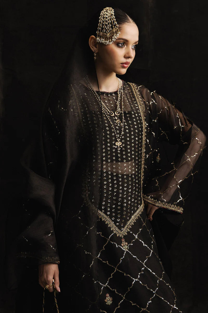 KUBRA | STUDIO PORTRAITS | Zara Shahjahan