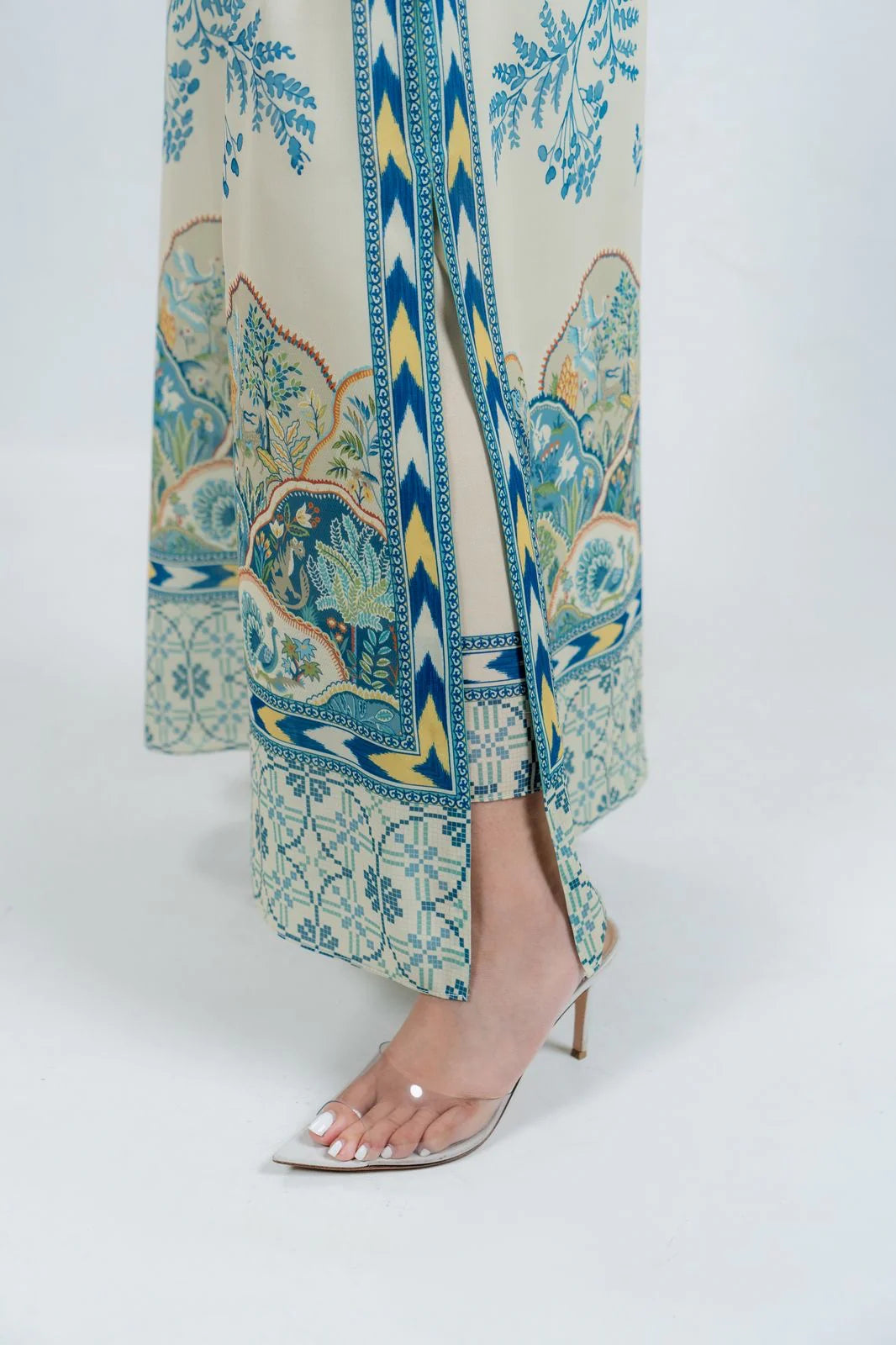 Afra | BARAÉ KHANOM