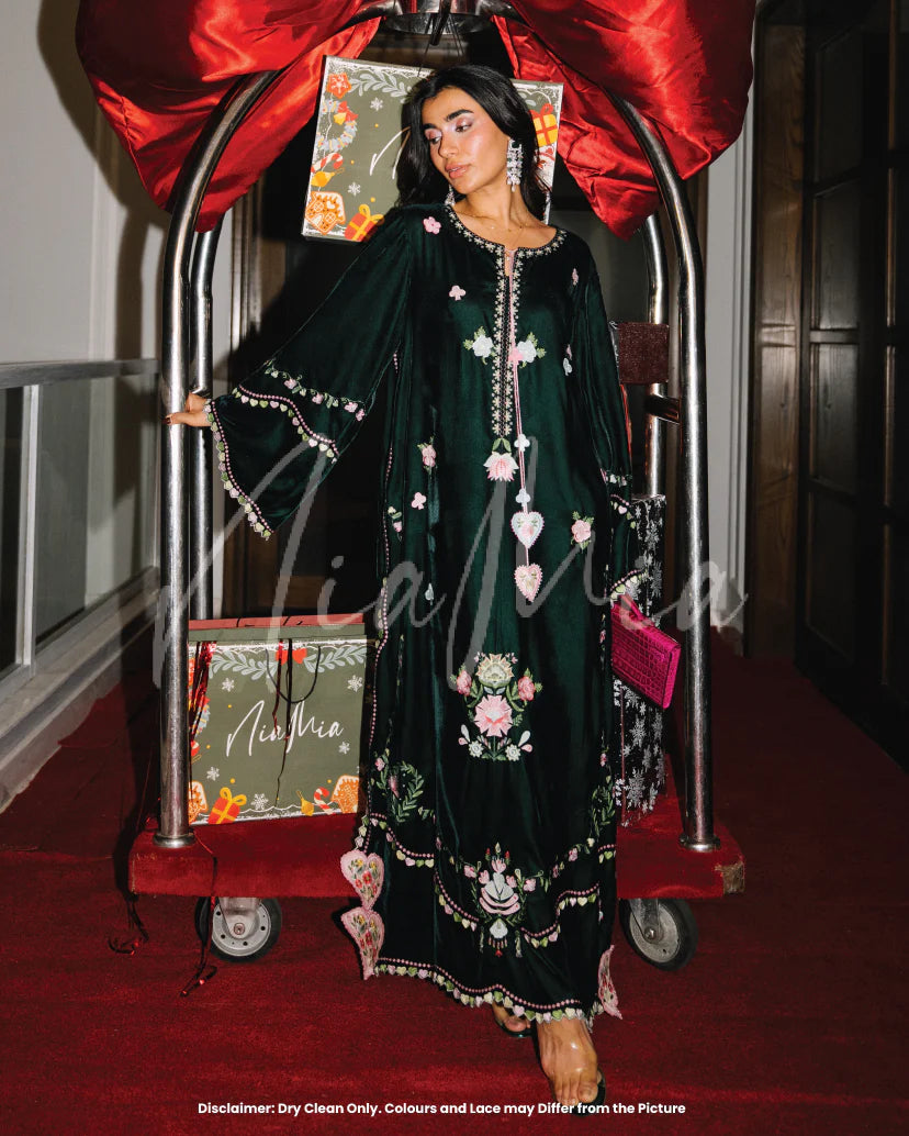 Mistletoe | Winter Edit I |  Nia Mia