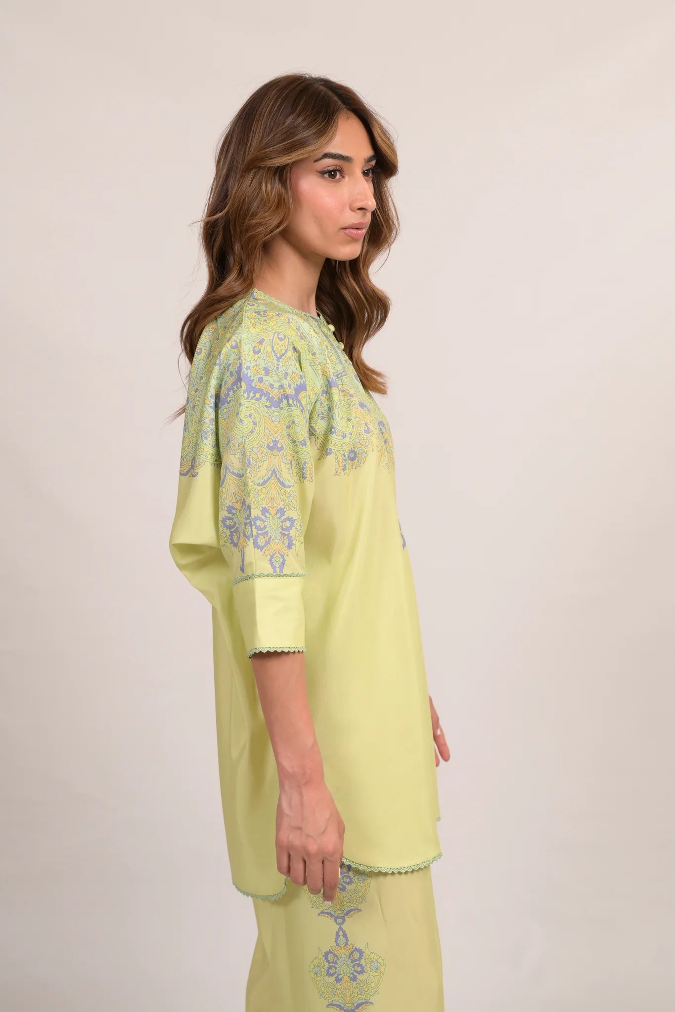 Kiyana B | BARAÉ KHANOM
