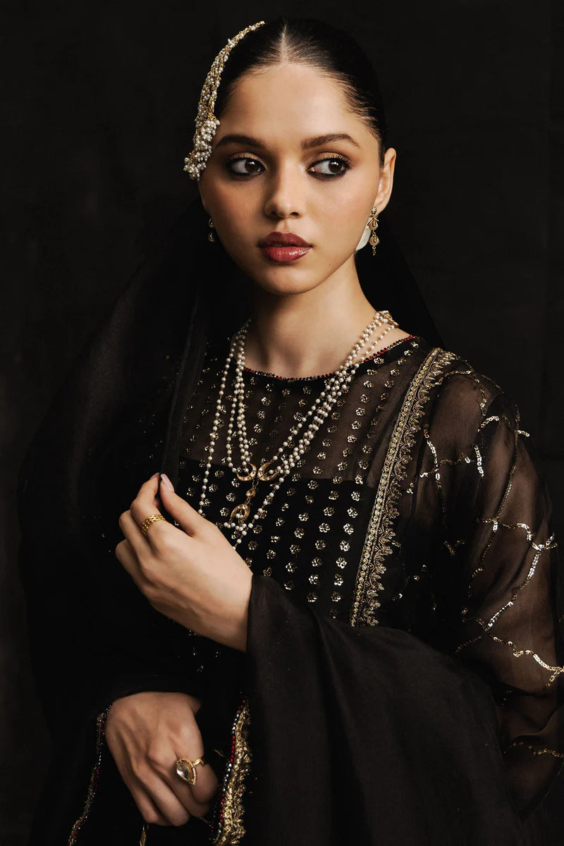 KUBRA | STUDIO PORTRAITS | Zara Shahjahan