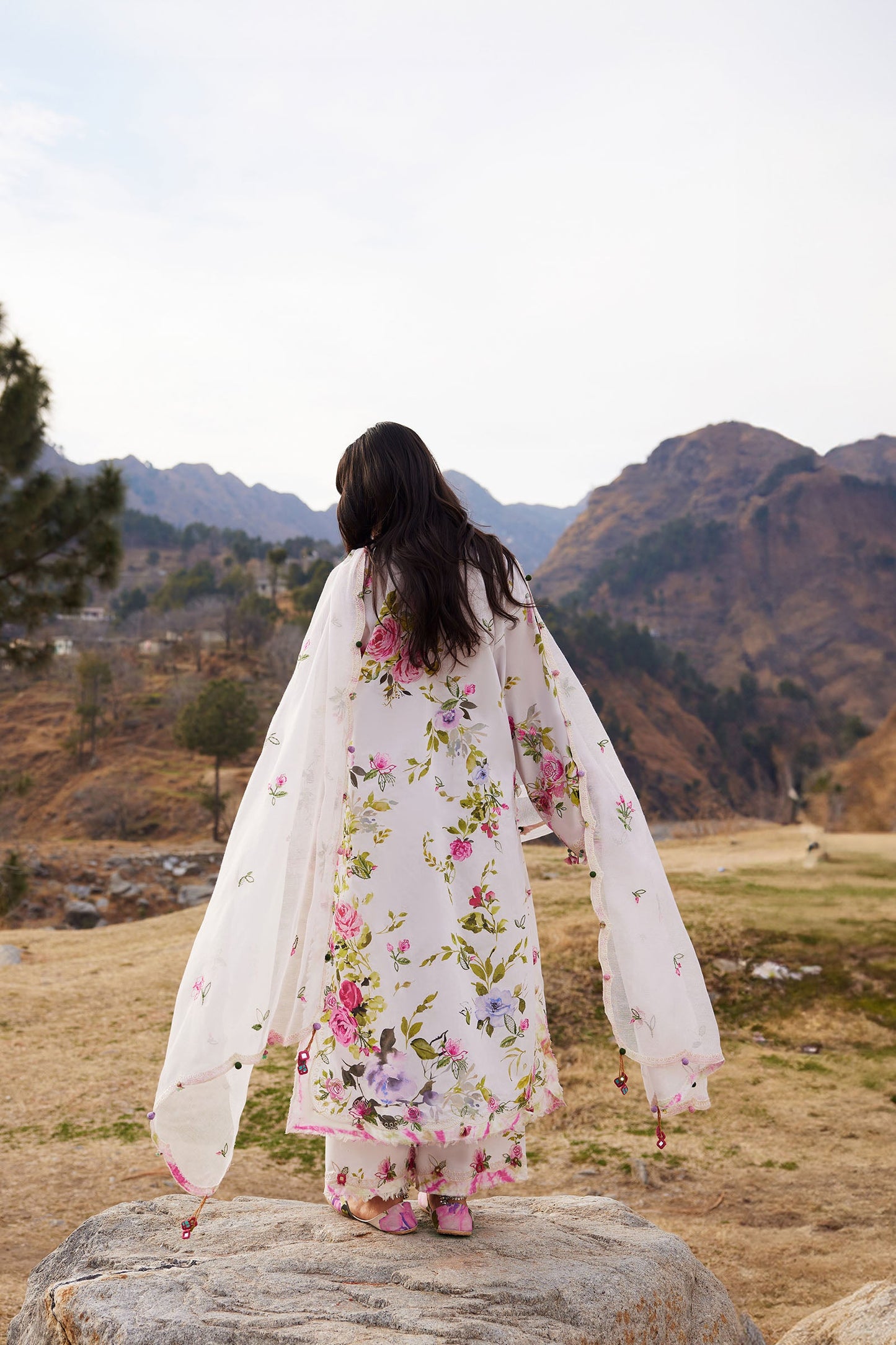 FĚN YÌ 粉意 (ZL26-11 A) | Zaha Festive Lawn’26