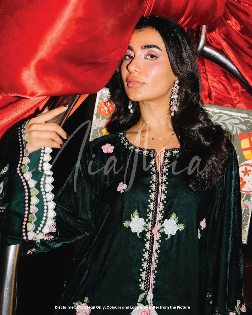 Mistletoe | Winter Edit I |  Nia Mia