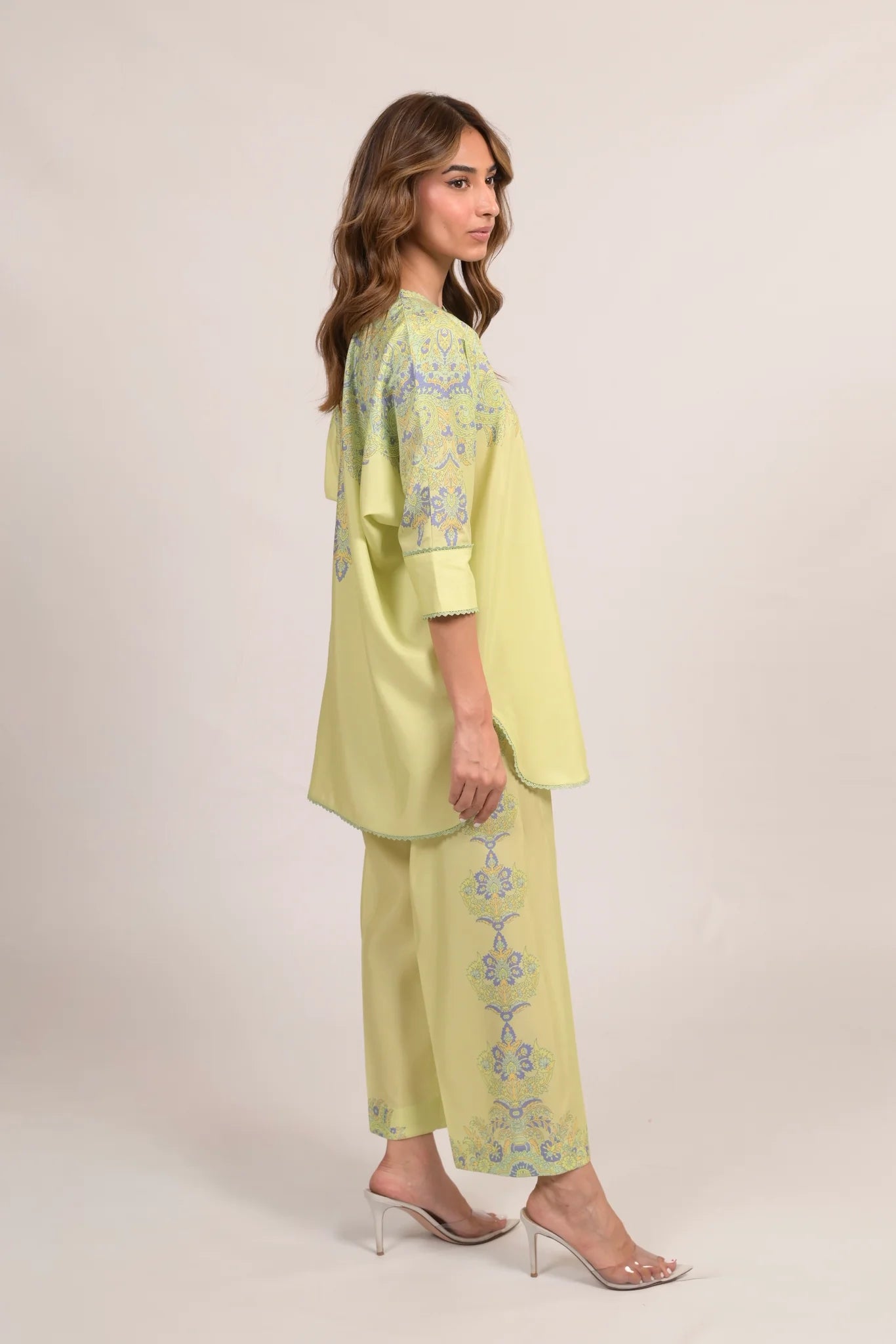 Kiyana B | BARAÉ KHANOM