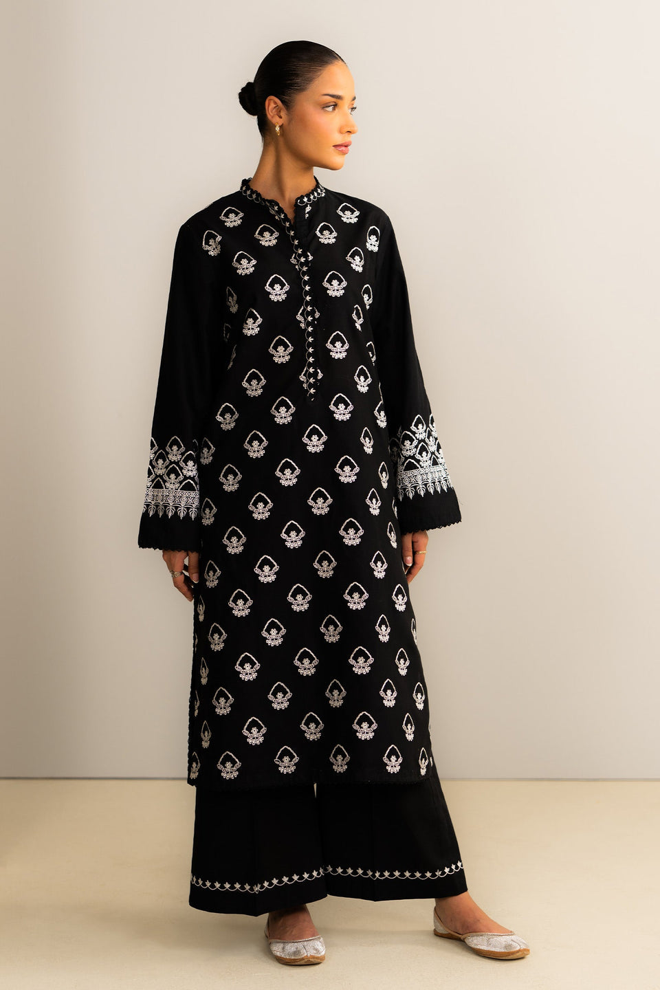 ZR25B0713 | Zara Shahjahan Basics