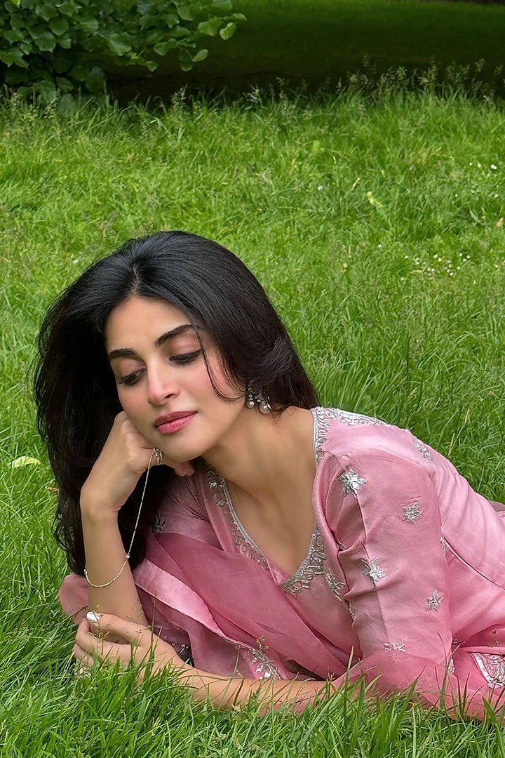 Rosy | Sunnia Manahil