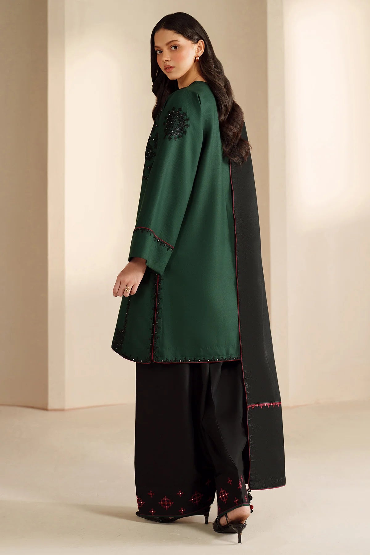 JZ-UW-D0206-0 | EMBROIDERED KARANDI | Jazmin