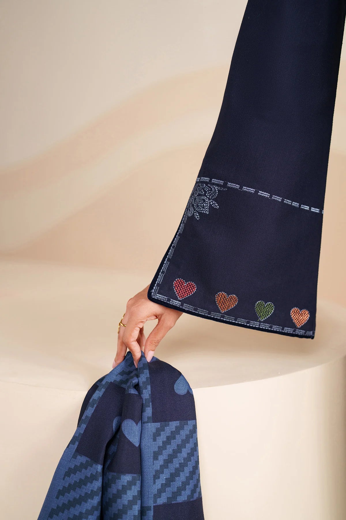 JZ-UW-D0229-0 | EMBROIDERED KHADDAR | Jazmin