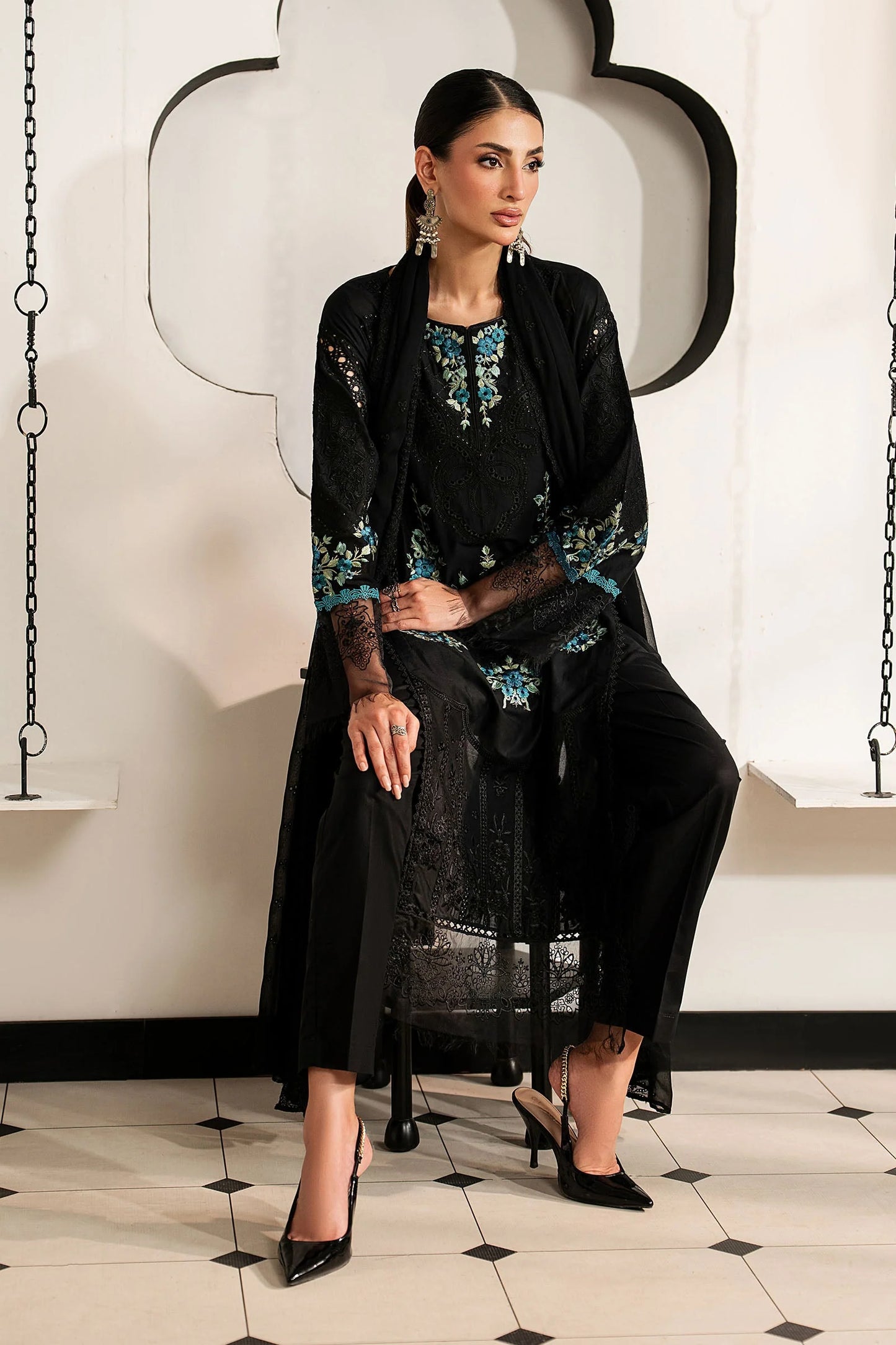 DW-MN25-08R1 | 3 Piece Embroidered Lawn Suit | MARIA.B