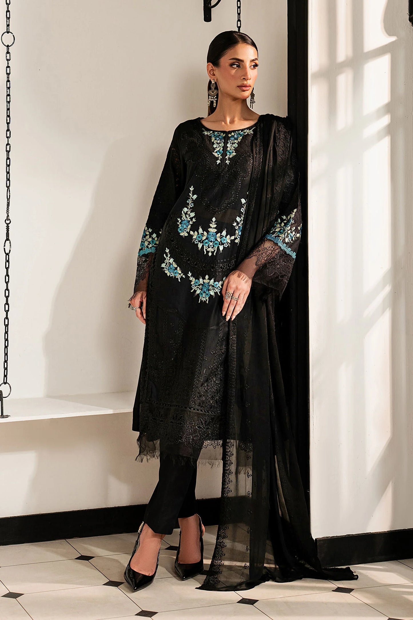 DW-MN25-08R1 | 3 Piece Embroidered Lawn Suit | MARIA.B