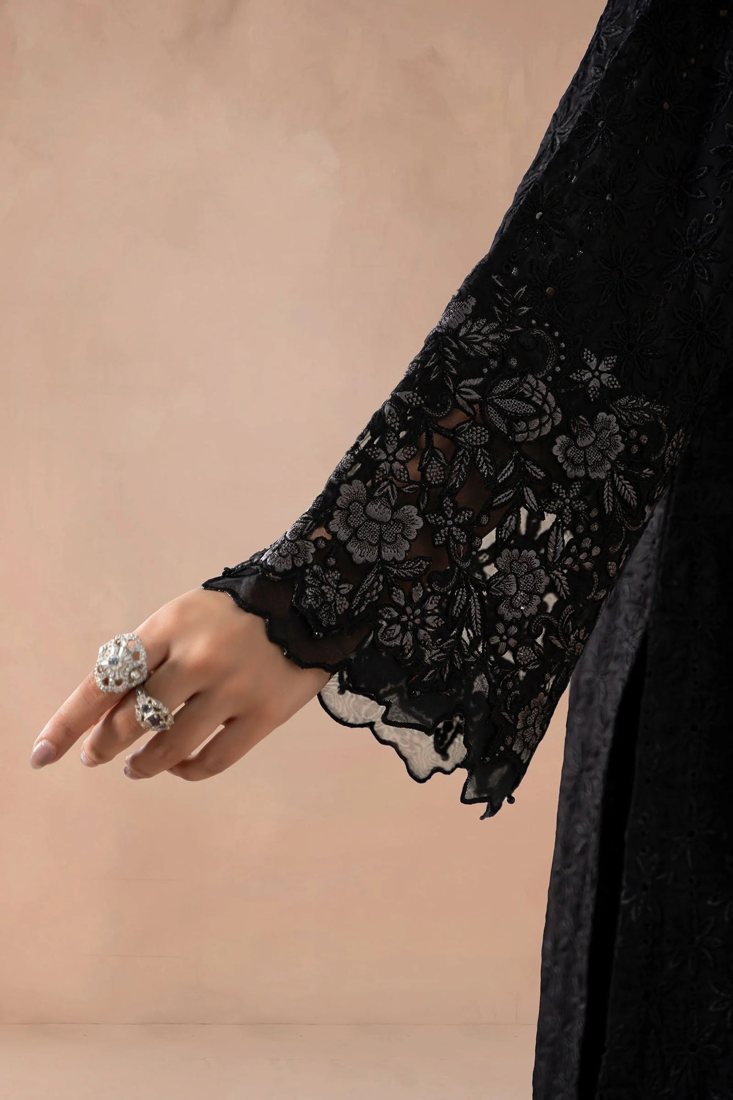 DW-MN25-11-Black | Luxury Pret | MARIA.B