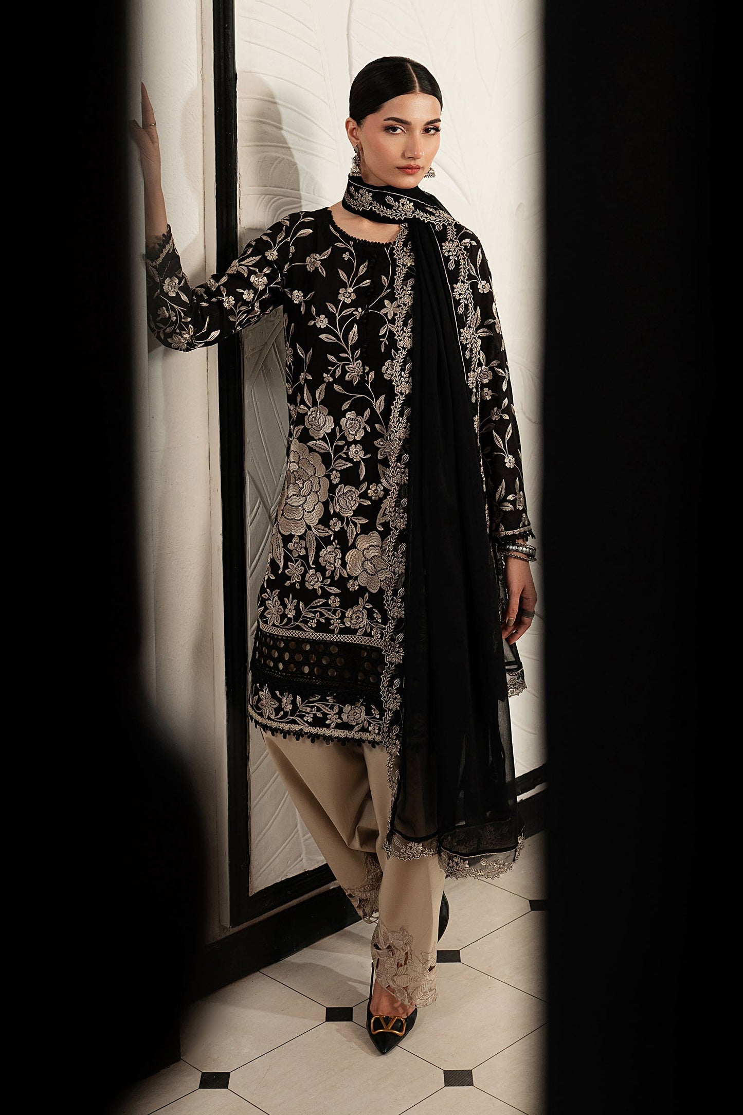 DW-MN26-12 | 3 Piece Embroidered Lawn Suit | MARIA.B