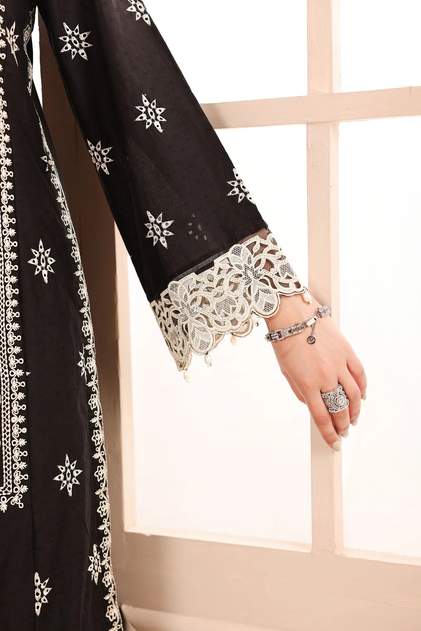 DW-MN25-06-Black | Luxury Pret | MARIA.B