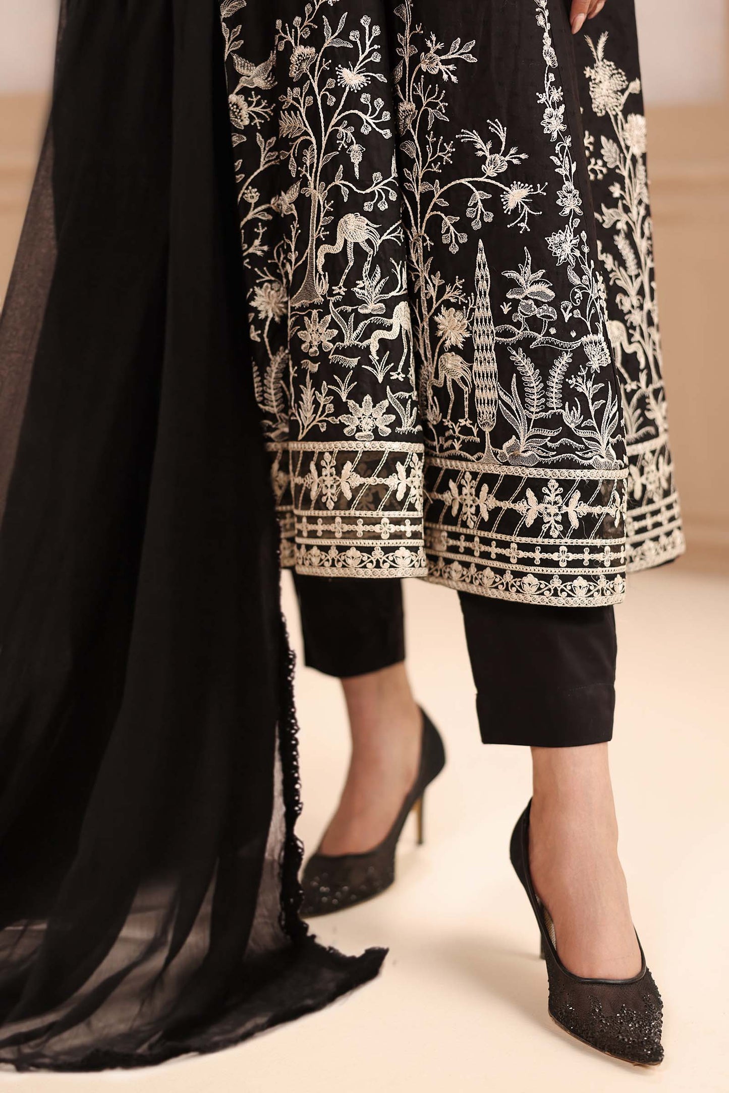 DW-MN25-09R1 | 3 Piece Embroidered Lawn Suit | MARIA.B