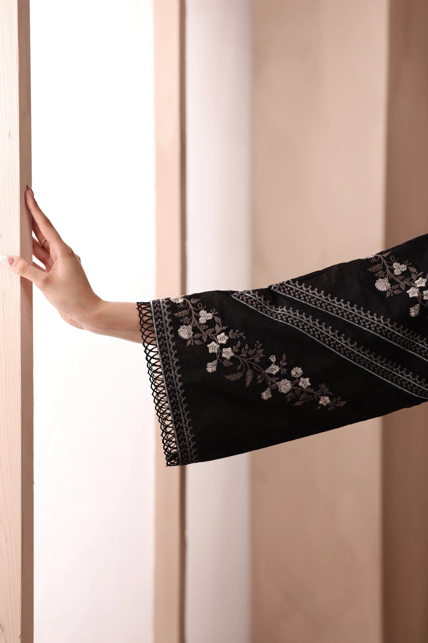 DW-MN25-10-Black | Luxury Pret | MARIA.B