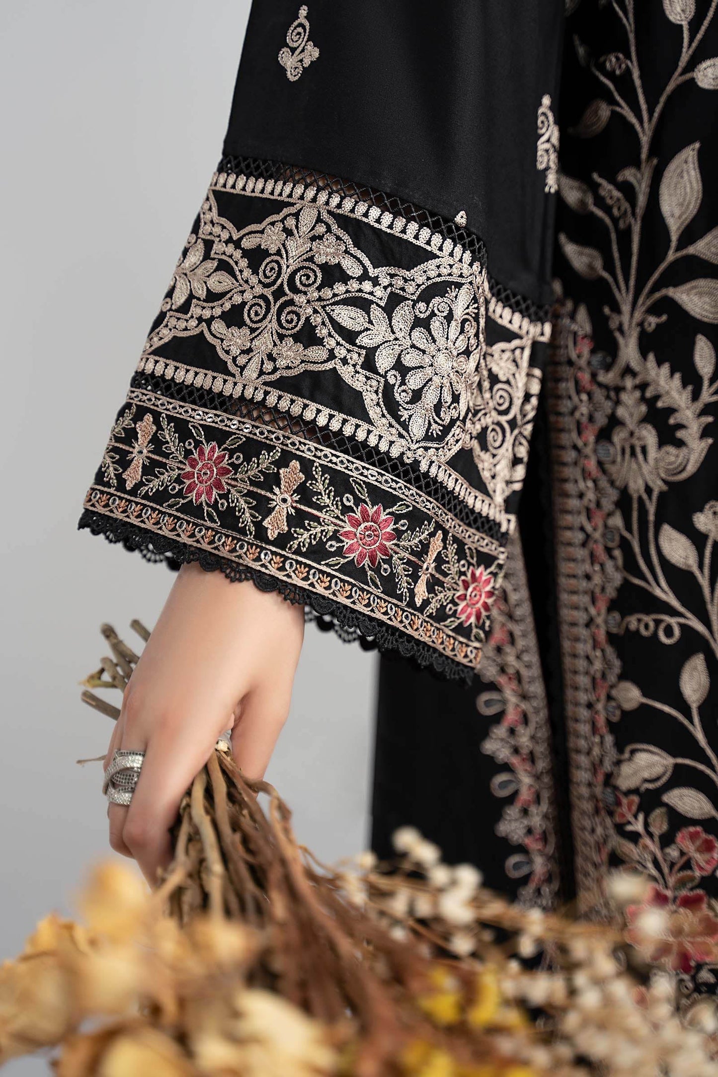 DW-W25-32-Black | Luxury Pret | MARIA.B