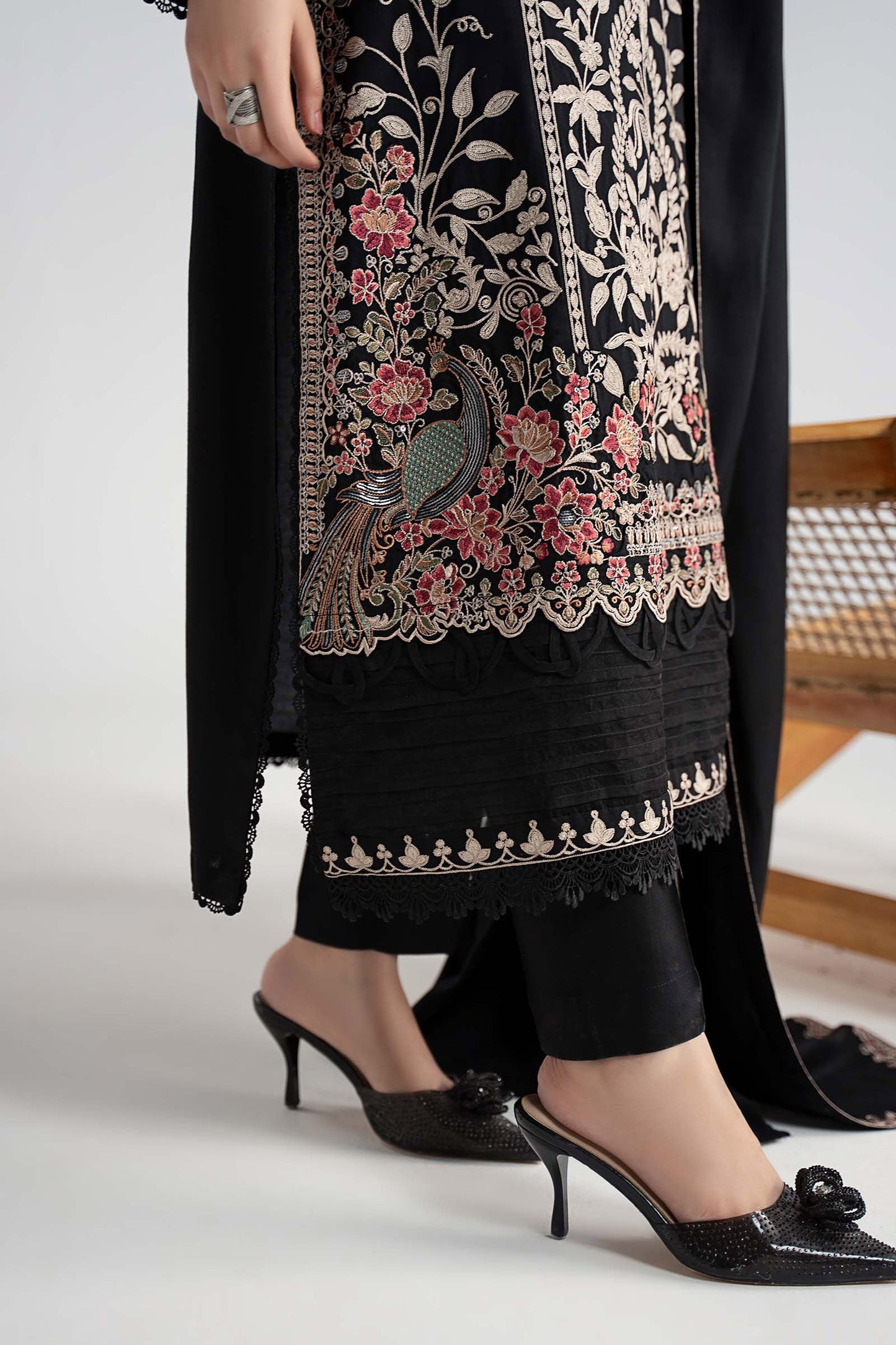 DW-W25-32-Black | Luxury Pret | MARIA.B