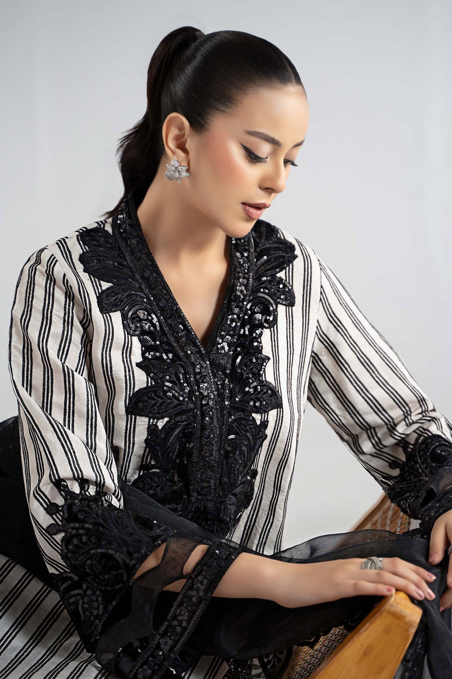 DW-W25-33-Black | Luxury Pret | MARIA.B