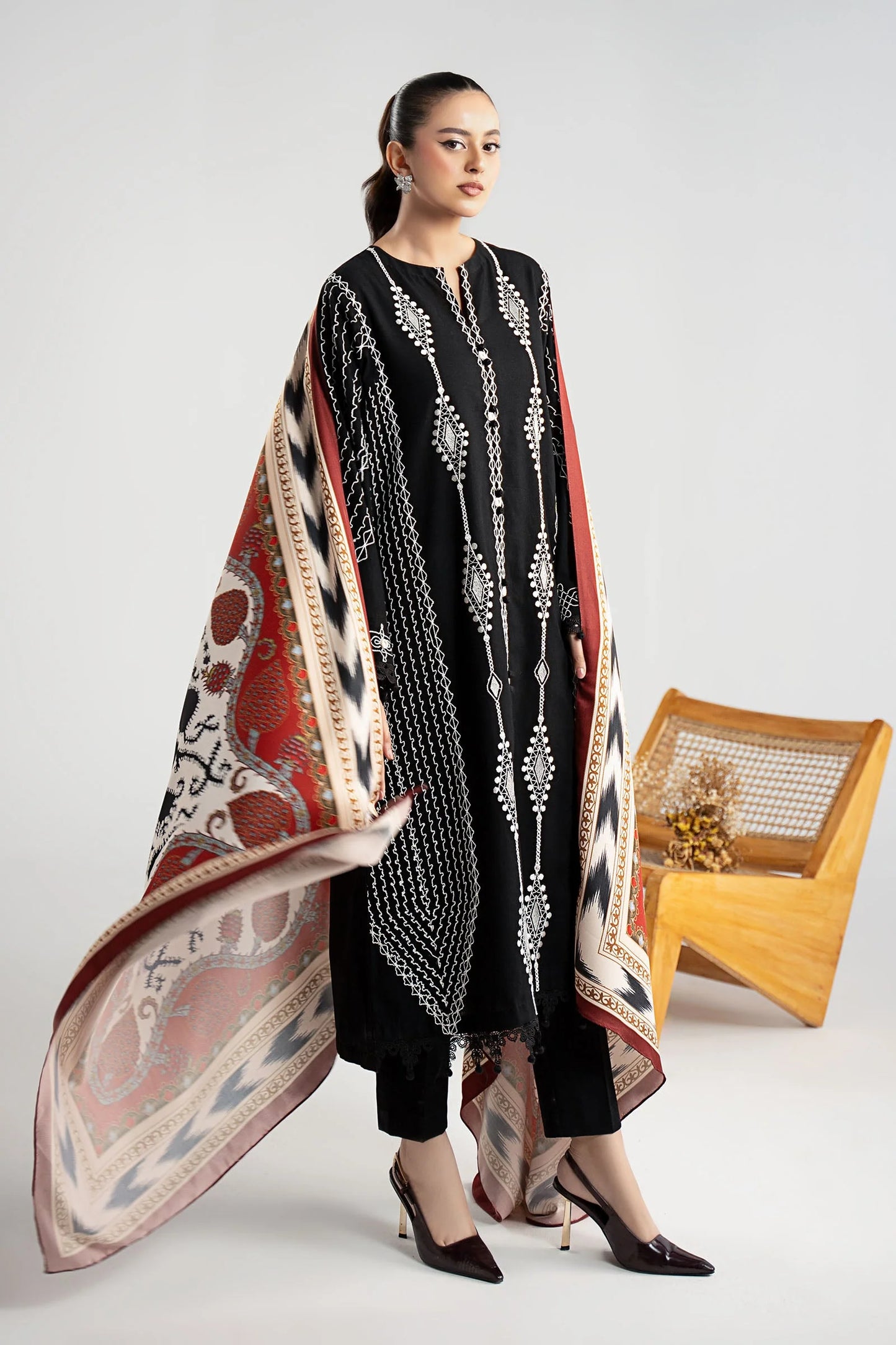 DW-W25-51-Black | Luxury Pret | MARIA.B