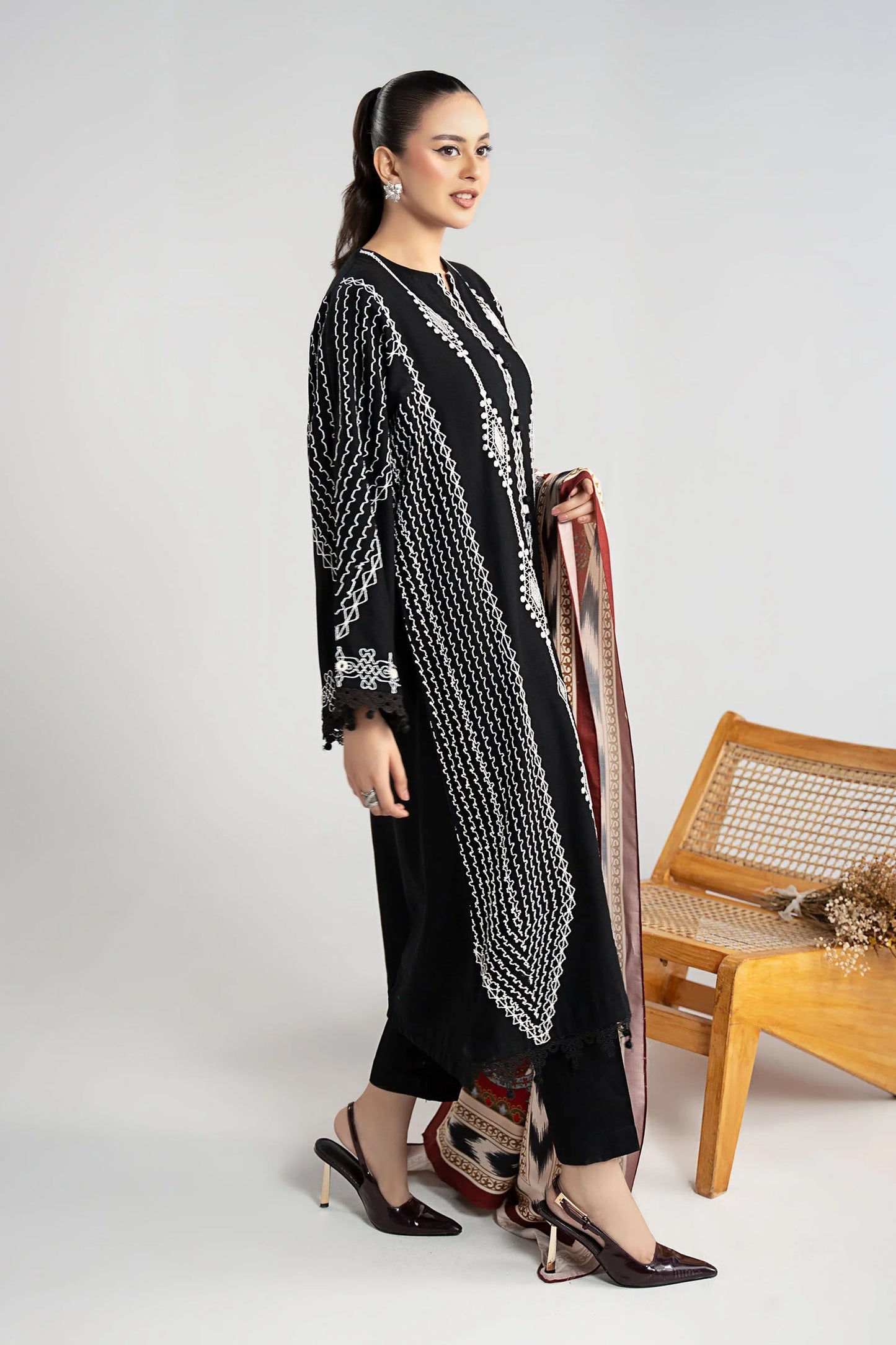 DW-W25-51-Black | Luxury Pret | MARIA.B