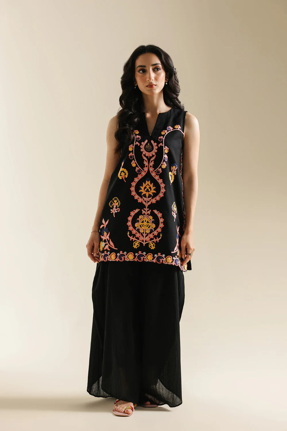 JET BLACK | E0670/119/902 | Boho Look Book | Ethnc