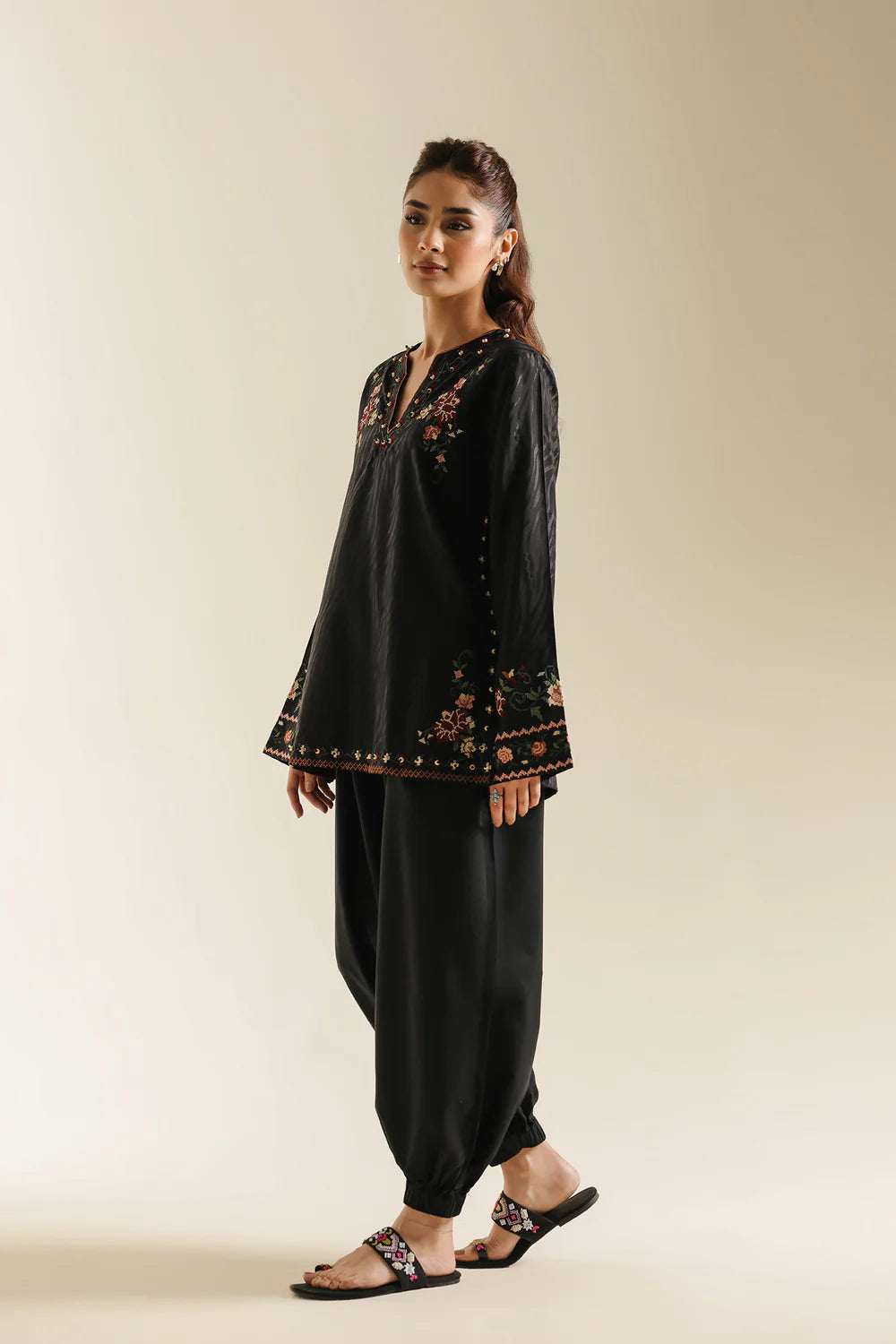 JET BLACK | E0734/119/902 | Boho Look Book | Ethnc